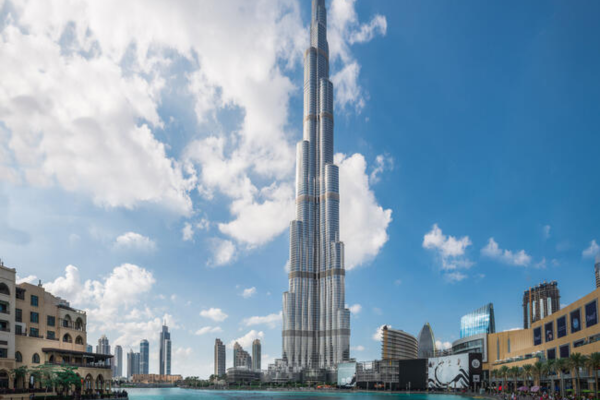 برج خلیفه با آسمان آبی و مناظر شهری