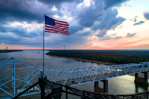 بهترین کشور برای مهاجرت از طریق ازدواج - پرچم آمریکا