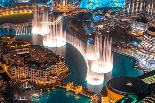 جاهای دیدنی دبی، نمایش آبنمای دبی در شب با نورپردازی جذاب و پسزمینه آسمانخراشها