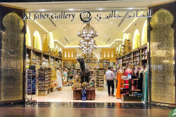 فروشگاه سوغاتی الجابر در دبی مال، یکی از جاهای دیدنی دبی که مجموعهای از یادگاریها و محصولات فرهنگی متنوع را ارائه میدهد.