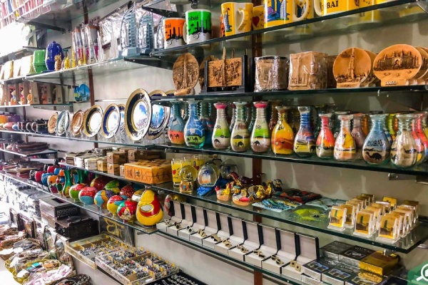 قفسههایی از سوغاتیهای رنگارنگ در بازار سوغاتی دبی مال، از جاهای دیدنی دبی که محل مناسبی برای خرید هدایا و یادگاریها است.