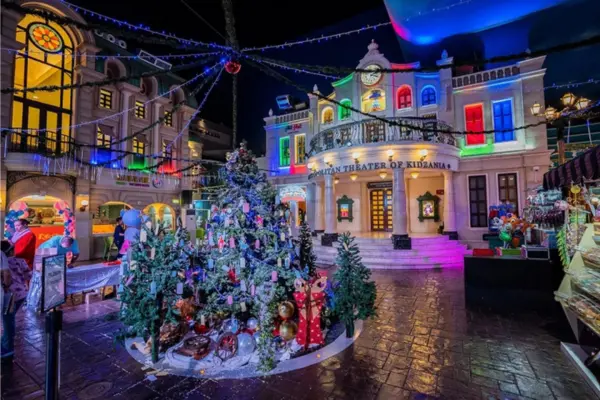 جاهای دیدنی دبی، کیدزانیا دبی با دکوراسیون رنگارنگ و حال و هوای کریسمس/ Dubai attractions, KidZania Dubai with colorful decorations and Christmas spirit