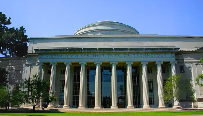 تحصیل دررشته مهندسی مکانیک در ماساچوست