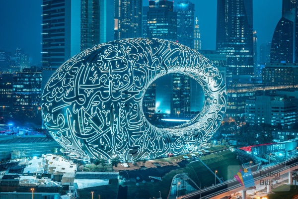 نمای شبانه موزه آینده در دبی، یکی از جاهای دیدنی دبی با معماری خیرهکننده و طراحی منحصربهفرد.