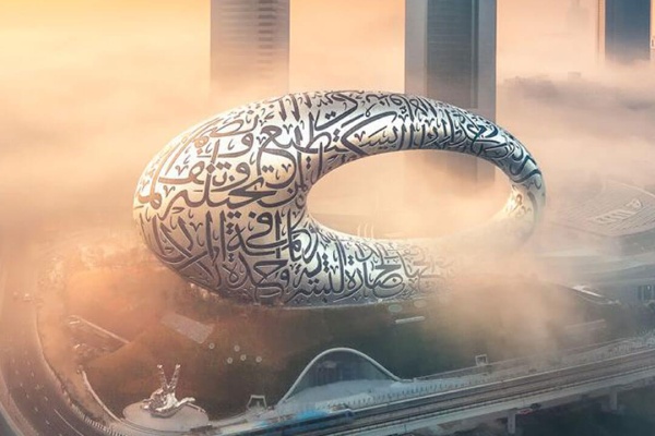 موزه آینده دبی در میان ابرها، یکی از نمادهای جدید و جذاب جاهای دیدنی دبی با طراحی خاص و منحصر به فرد.