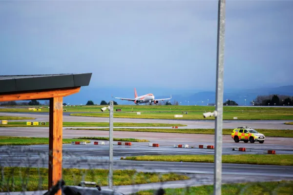 بهترین کشور برای مهاجرت ایرانیان _ فردوگاه هواپیما در حال پرواز از باند