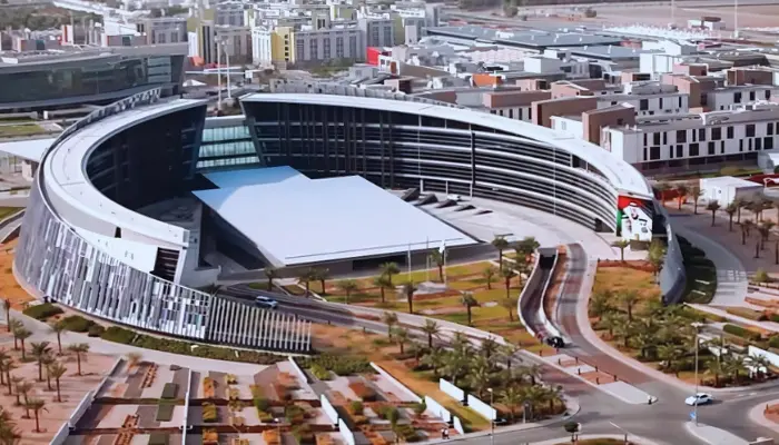 تحصیل دررشته مهندسی مکانیک در دانشگاه امارات متحده عربی امارات