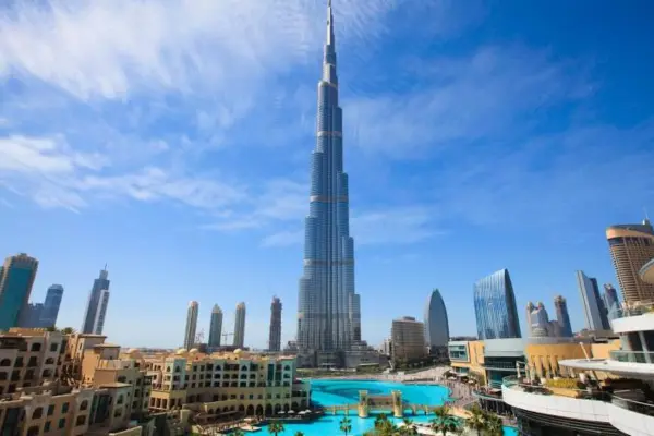 جاهای دیدنی دبی، برج خلیفه با آسمان آبی و مناظر شهری/ Dubai attractions, Burj Khalifa with blue sky and cityscape