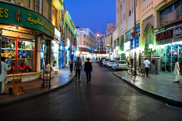 نمای شبانه خیابانهای دیره در دبی، از جاهای دیدنی دبی با حال و هوای سنتی و مغازههای متنوع.