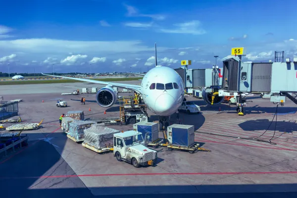 شرکتهای حمل و نقل بینالمللی در ایران - در فرودگاه هواپیما در حال بارگیری است.