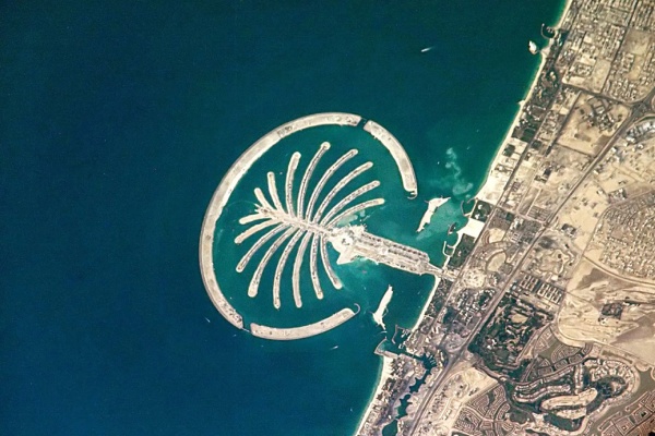 نمای ماهوارهای جزایر نخل جمیرا، از جاهای دیدنی دبی که به عنوان شاهکار مهندسی در جهان شناخته میشود.