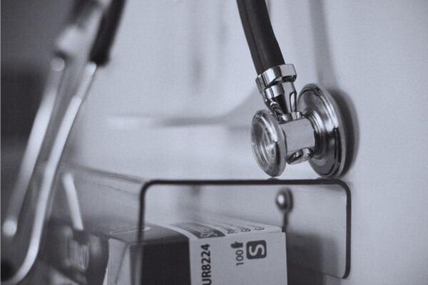 مهاجرت پرستاران - نمایی از گوشی پزشکی