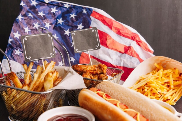 نمایی از غذاهای محلی آمریکا شامل هاتداگ، سیبزمینی سرخکرده و مرغ سرخشده؛ بخشی خوشمزه از تجربه سفر به آمریکا