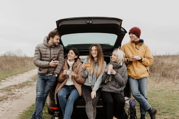 گروهی از دوستان در حال لذت بردن از سفر - اهمیت برنامهریزی مناسب برای ایجاد لحظاتی خاطرهانگیز در سفر خارجی.