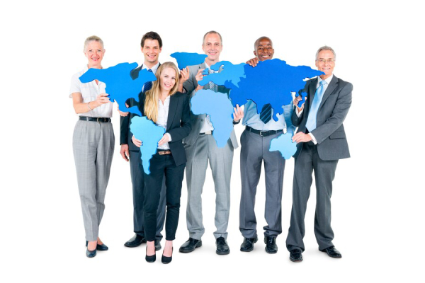 تصویری از یک تیم موفق با نقشه جهان در دست، نمادی از همکاری بینالمللی و توسعه روابط تجاری پایدار.