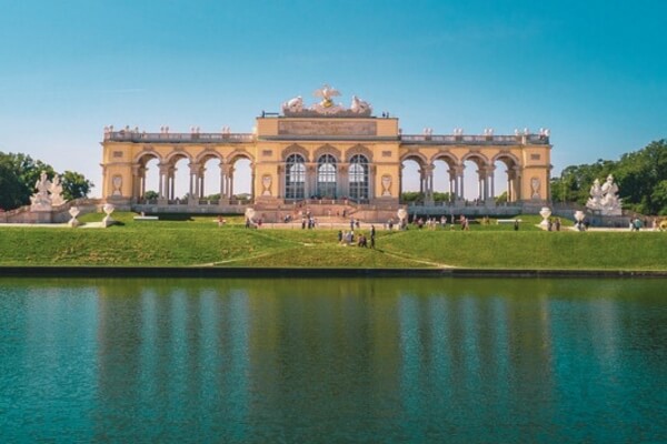 قصر شونبرون در وین: نمایانگر تاریخ امپراتوری و هنر باروک اتریش.- اقامت اروپا با تمکن مالی