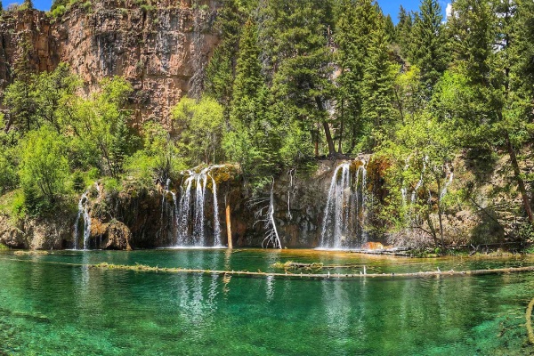 نمایی از آبشارهای زیبا و دریاچه آویزان در کلرادو؛ یکی از جاذبههای طبیعی بینظیر در سفر به آمریکا