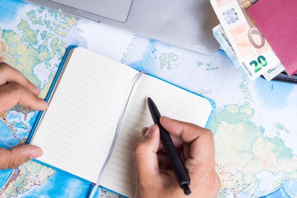 برنامهریزی و مدیریت هزینههای سفر با پاسپورت و نقشه؛ گامی ضروری برای یک سفر موفق به آمریکا