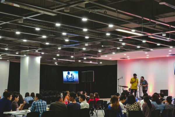 یک سالن کنفرانس با جمعیت شرکتکننده - رشتههای مهندسی برای اپلای