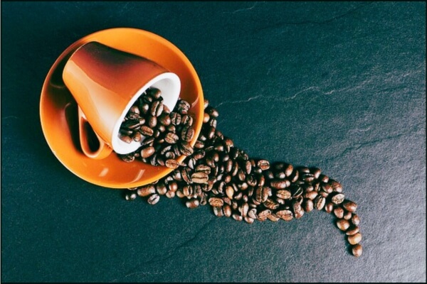 دانههای قهوه ریخته شده از فنجان - واردات قهوه به ایران