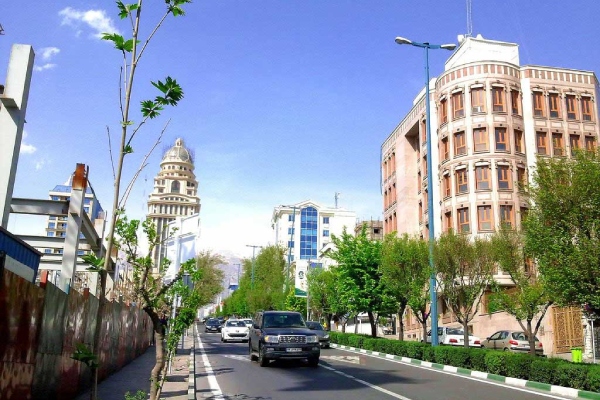 نمایی از خیابانی در مناطق شمالی تهران، نمونهای از املاک لوکس در بازار املاک ایران، مناسب برای سرمایهگذاری ایرانیان خارج از کشور.