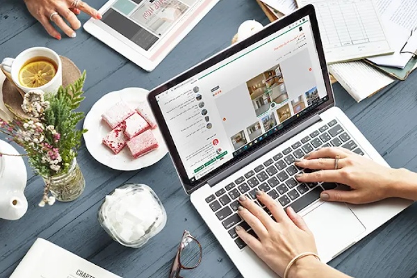 جستجوی آنلاین برای خرید ملک در ایران از طریق لپتاپ، راهکاری نوین برای سرمایهگذاری ایرانیان خارج از کشور در بازار املاک ایران.