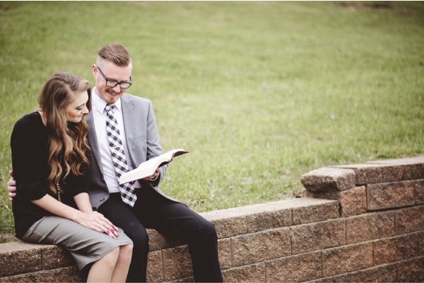 زوجی که پس از تکمیل مراحل قانونی، موفق به ثبت ازدواج ایرانی در کانادا شدهاند.