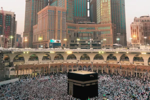 خانه کعبه در میان جمعیت عظیم زائران در مسجدالحرام – حضور کاروان حج ایرانیان مقیم خارج در مناسک حج.