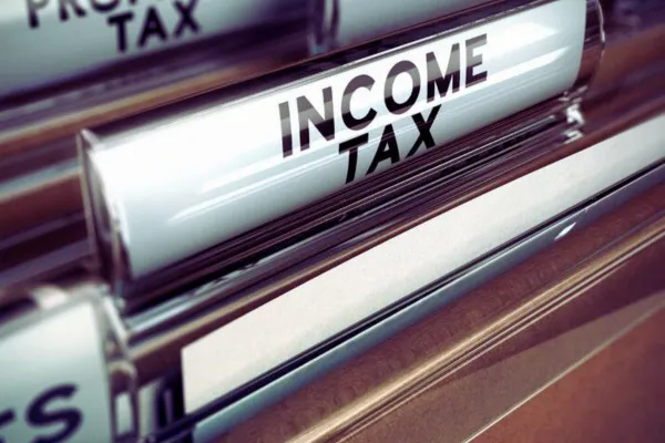 پوشهای با عنوان "INCOME TAX"، مرتبط با قوانین مالیات ایرانیان مقیم خارج و تعهدات مالیاتی آنها.