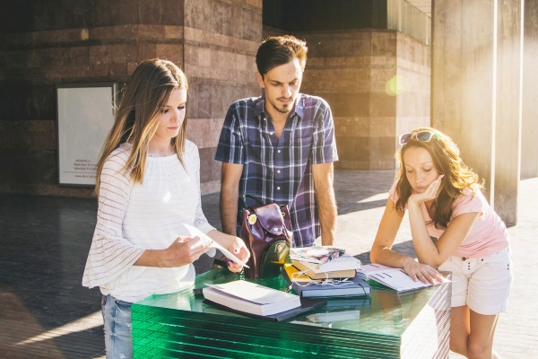 خانوادهای که در حال بررسی گزینههای سفر هستند، نمادی از عدم اطمینان به پذیرش ویزای انگلیس.
