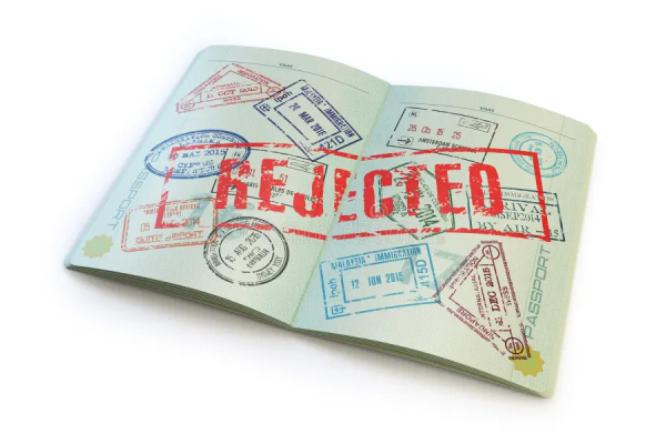 پاسپورتی با چندین مهر رد ویزا، نشاندهنده چالشهای متقاضیان در دریافت ویزای انگلستان.