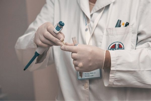 پزشک در حال انجام آزمایش پزشکی، یکی از مدارک لازم برای مهاجرت تحصیلی که در برخی کشورها موردنیاز است.