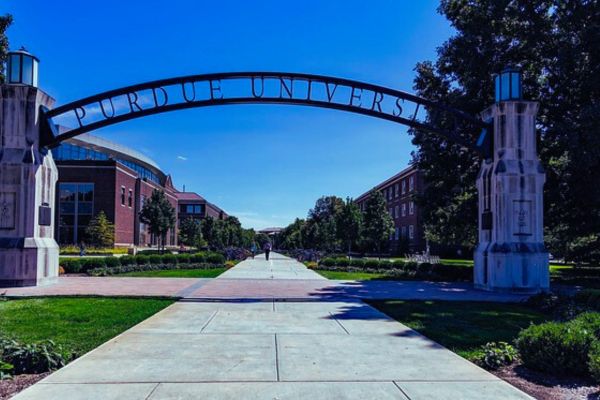 ورودی دانشگاه پردو (Purdue University)، نمادی از مقصدهای تحصیلی برای متقاضیان مهاجرت و نیاز به مدارک لازم برای مهاجرت تحصیلی.