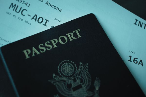 پاسپورت و بلیط پرواز، از مدارک لازم برای مهاجرت تحصیلی که برای سفر به کشور مقصد ضروری است.