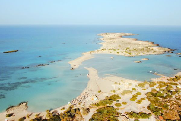 نمای هوایی از سواحل شنی و آبهای زلال جزیره کرت در یونان، یکی از بزرگترین و تاریخیترین جزایر یونانی. - یونان چند جزیره دارد