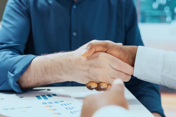 توافق تجاری بین دو فرد؛ امضای قرارداد مرتبط با بیمه حمل ونقل کالا