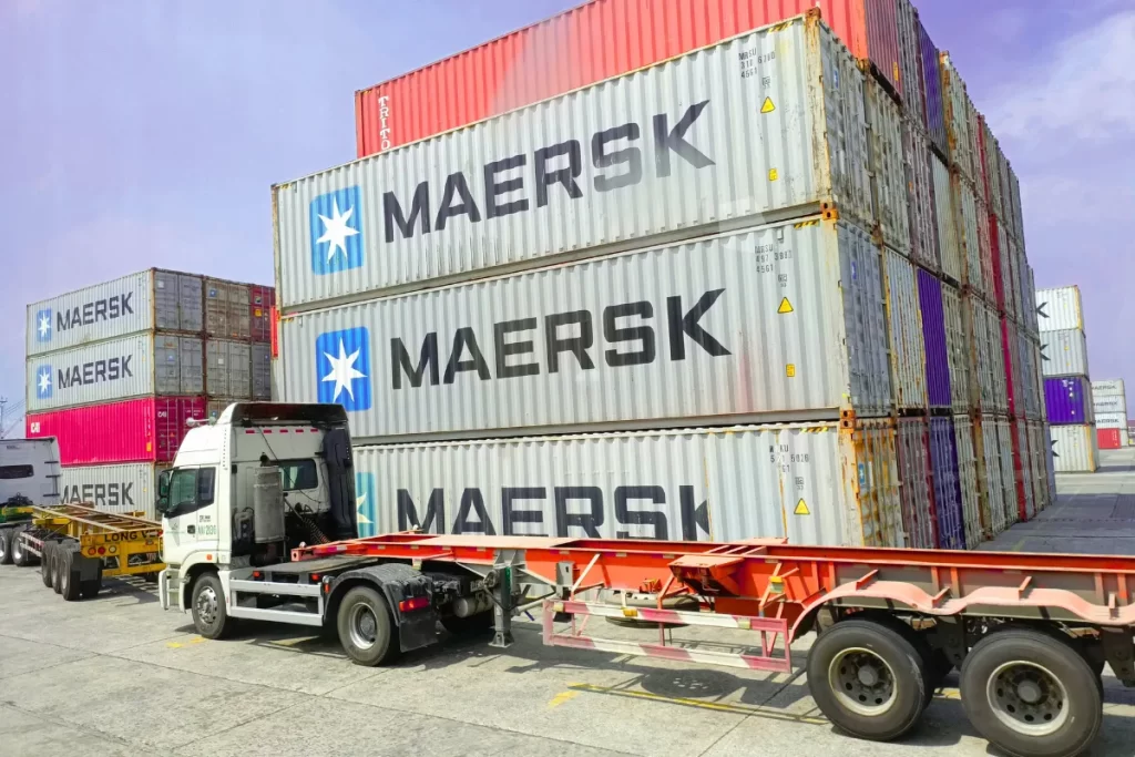 ۹. لیبل‌گذاری و آماده‌سازی کارتن‌ها جهت واردات کالا از چین توسط پردیس برای واردات