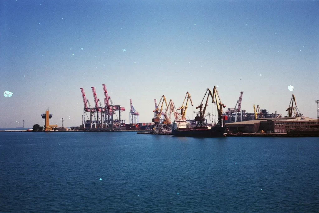 ۷. بارگیری محموله در چین برای ارسال به ایران در پروژه واردات کالا از چین توسط پردیس برای واردات