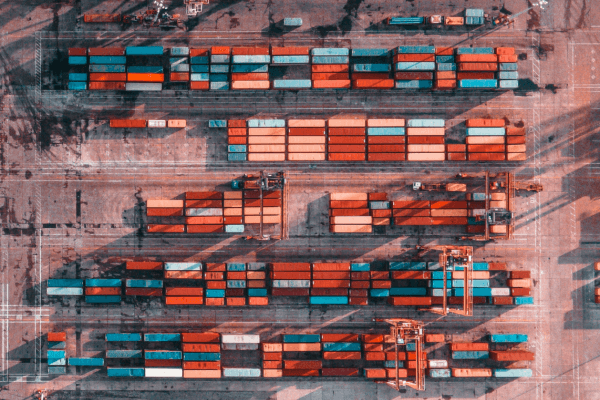 نمای هوایی از کانتینرهای حمل‌ونقل در گمرک، مرتبط با قوانین و محدودیت‌های کالاهای ممنوعه گمرک