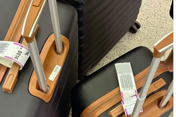 چند چمدان برچسبگذاریشده در فرودگاه، نشاندهنده قوانین محاسبه اضافه بار هواپیما بر اساس تعداد چمدان در ایرلاینهای بینالمللی.